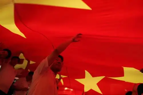 图文:上海庆祝倒计时一周年 众人顶起巨大国旗