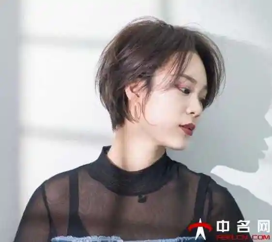 好看不用打理的短发图片换上波波头整个人都变时髦了