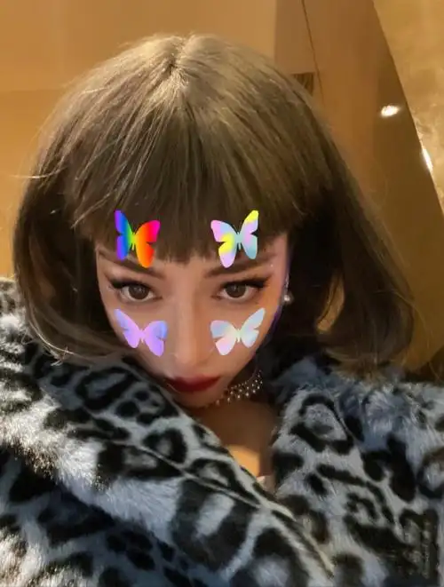 迪丽热巴晒短发自拍照,却用奇怪特效挡住颜值,被粉丝叫"土娃"