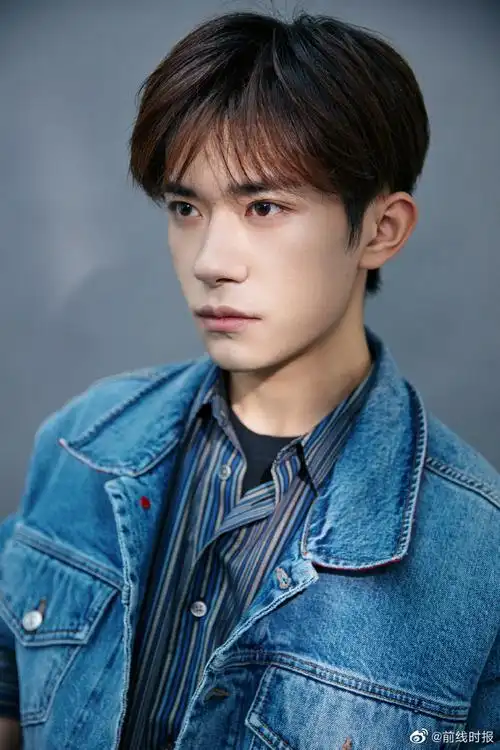 易烊千玺牛仔套装眼镜造型 好喜欢戴眼镜的玺子