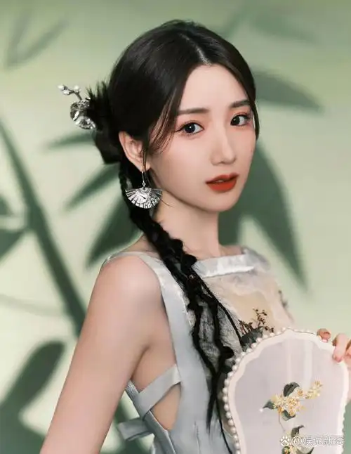 毛晓彤央视中秋晚会造型,新中式月牙白珍珠裙莹润夺目,古典美人,气质