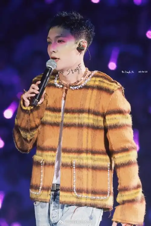 张艺兴  网友热评:  -- 今天短发老公啊啊啊啊啊  -- 妈呀怎么这发型