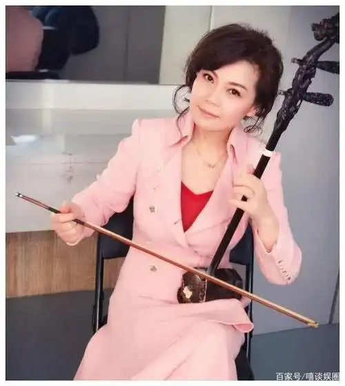 "歌坛才女"周冰倩,高龄生子险丧命,为爱退下歌坛却遭丈夫抛弃