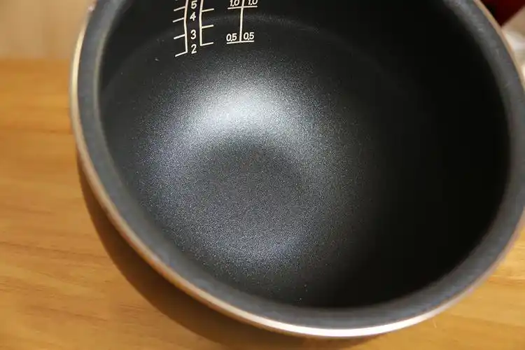 在内胆的中,也很人性化地标注了多少米配多少水的对应刻度.