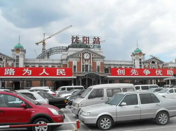 k7562在沈阳北站不停车,须在沈阳站上车;到站稍早些,拍几张沈阳站广场