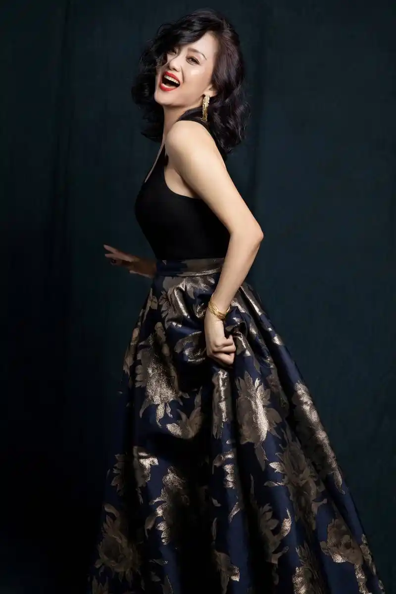 李颖:富婆专业户,56岁不老女神