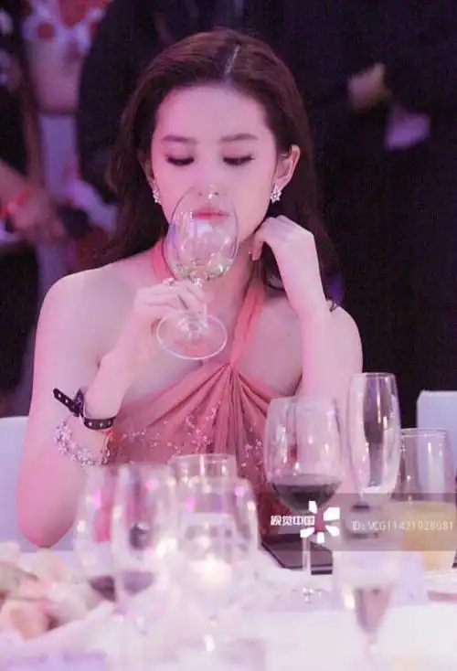有一种惊艳叫做刘亦菲穿礼服一出场便成焦点网友确定32岁