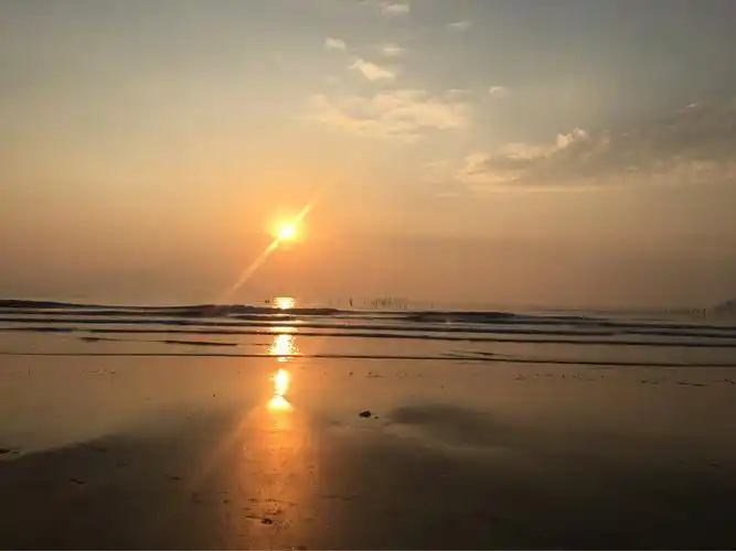 莱芜海边徐徐升起的一轮红太阳