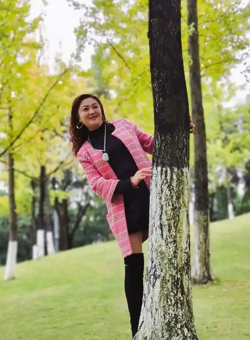 一个得体的中年女人 是在烟熏火燎之后 仍旧能保持爱臭美的秉性 - 抖