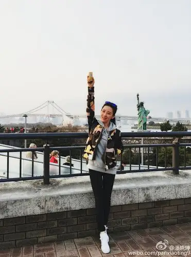 潘晓婷美国旅行晒照片 自由女神像前搞怪留影