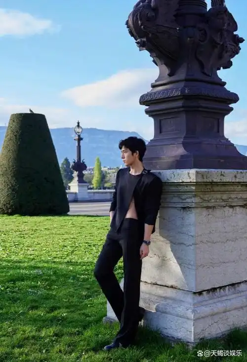 井柏然日内瓦表展惊艳亮相,真空上衣造型展现独特魅力!