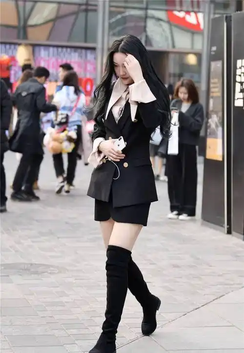 原创早春时节可以选择长靴来搭配过膝款式更保暖