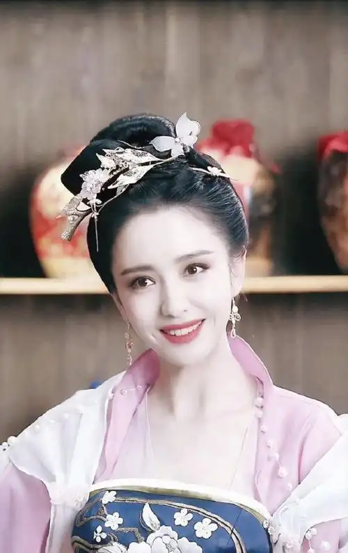 佟丽娅版佟掌柜剧照曝光一身红衣风情万种丫丫天生的古装脸