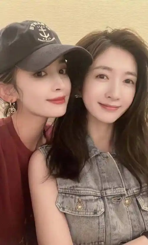 事实上,早先江疏影第一次见到古力娜扎娜时,就被她的容貌和气质所强烈