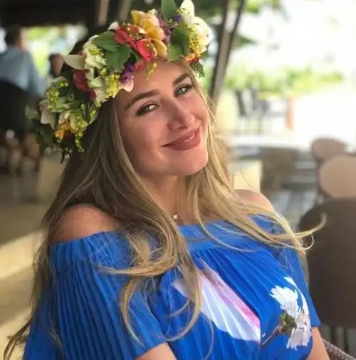 白人女友叫玛利亚(maria salaues),现年24岁,她出生于玻利维亚一个