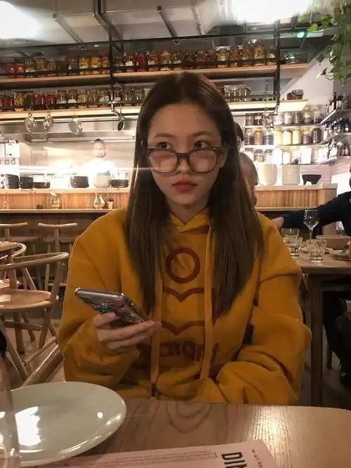 戴眼镜的女生真是太难了|圆脸|脸型|妆容|方脸|镜框_网易订阅