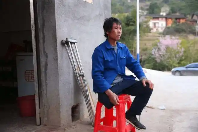 另一条裤管空空荡荡,年轻时因为被毒蛇咬伤而不幸截肢