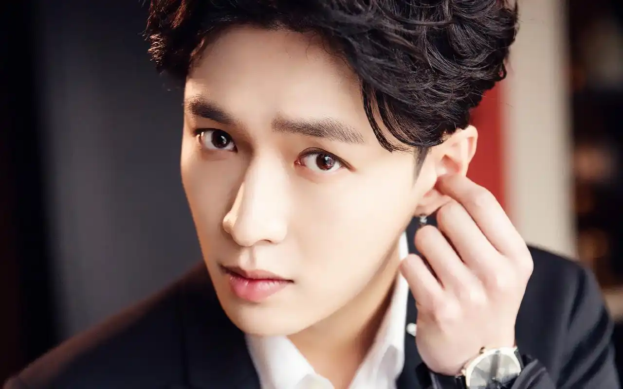 清新魅力张艺兴壁纸_魅力十足的张艺兴