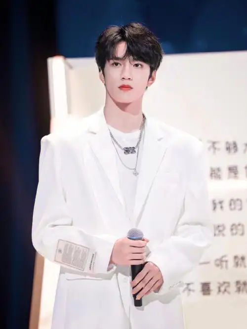 白衣少年刘耀文