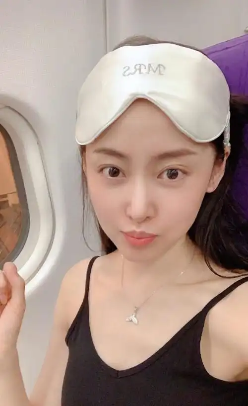 张天爱穿黑色吊带小秀性感,皮肤白皙素颜颜值依旧在线!