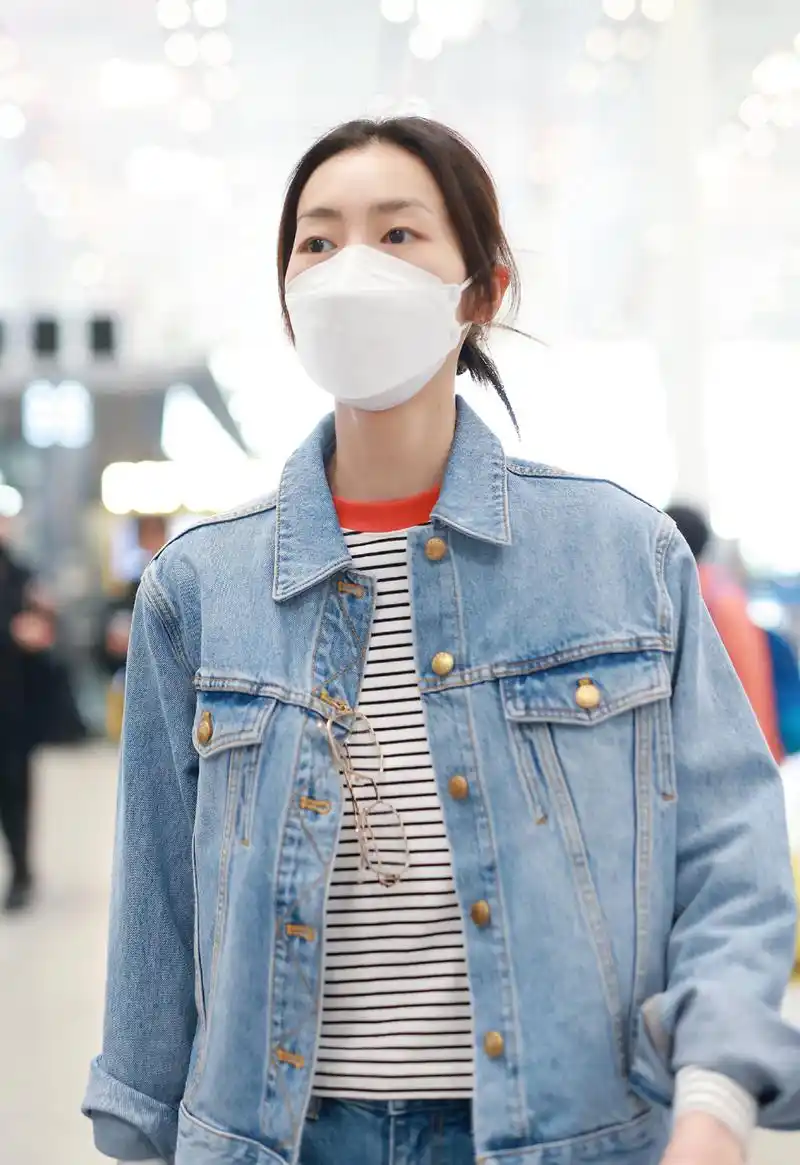 干净利落的牛仔套装,诠释出刘雯独一份的轻松舒适,对于个子高挑的女生