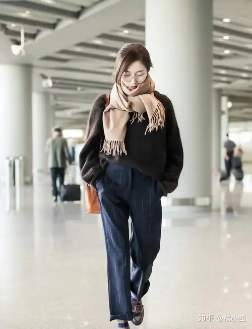 江疏影穿毛衣配条纹裤走机场学会她的穿搭思路轻松拿捏明星范