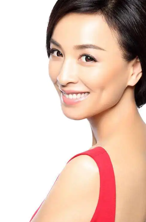 张庭家豪宅太奢华墙上的装饰画很抢眼50岁的她堪称人生赢家