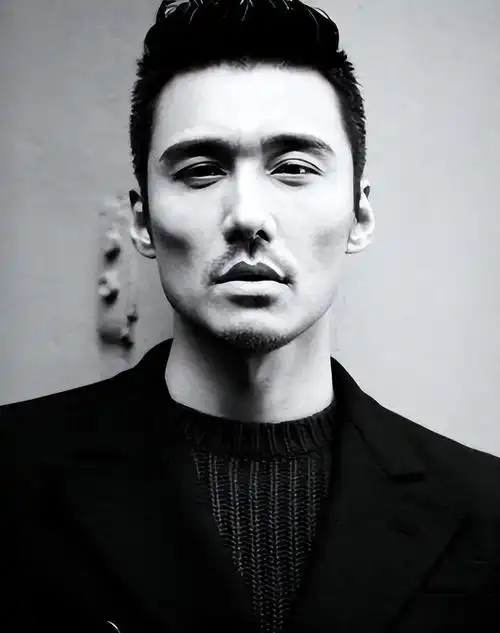 他是"中国首席男模",如今53岁走秀却像35岁,被夸"不老男神"