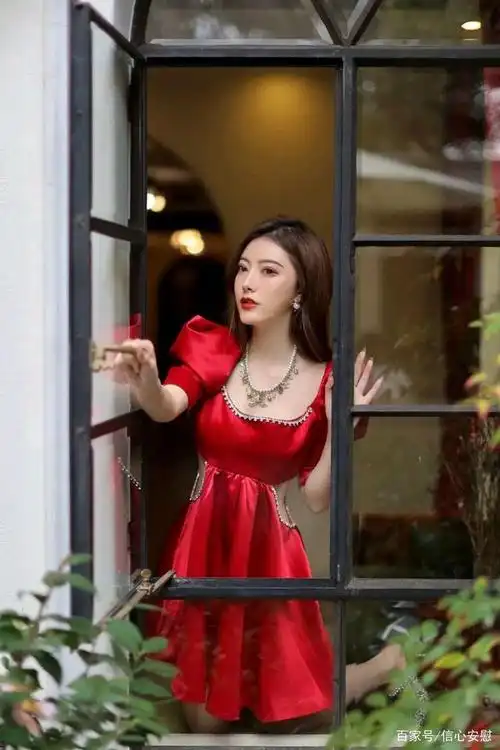 红色连衣裙小姐姐