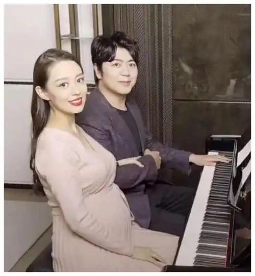 郎朗夫妇四手联弹做胎教吉娜穿连衣裙难掩孕肚不愧最美的孕妇