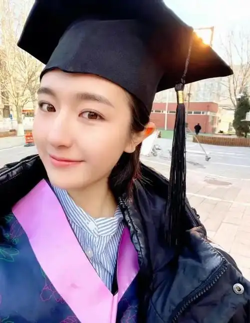 女明星毕业学士服,吴倩俏皮,沈月可爱,看到神仙姐姐,太仙了!