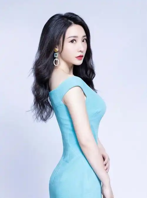 40岁柳岩风韵不减,身穿浅蓝色的连衣裙,风格性感又清新!