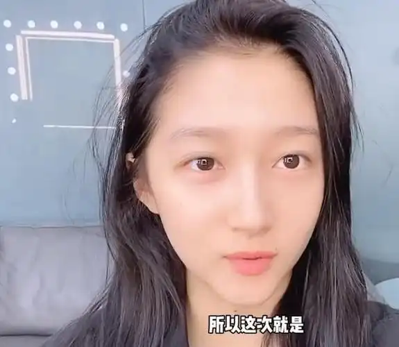 关晓彤素颜录视频怼脸拍不小心暴露真实颜值假发片更加抢眼