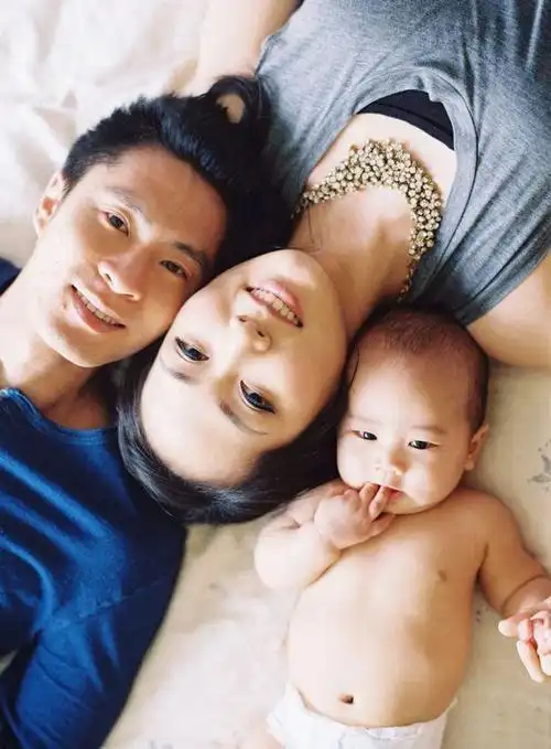 一家三口的幸福生活合照