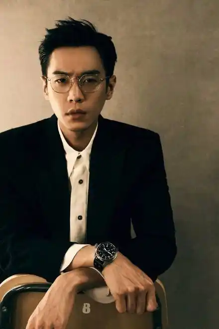 张若昀穿黑白西装拍生日写真戴金丝眼镜矜贵优雅