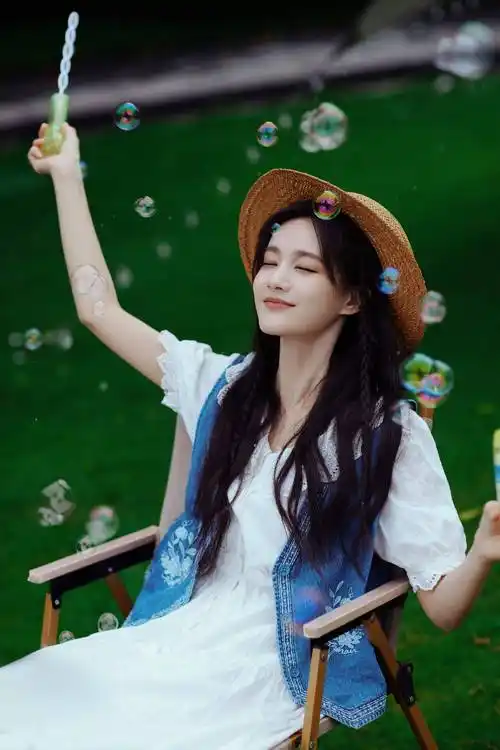 李一桐夏日万花桐青春活泼写真_五官_短裤_牛仔