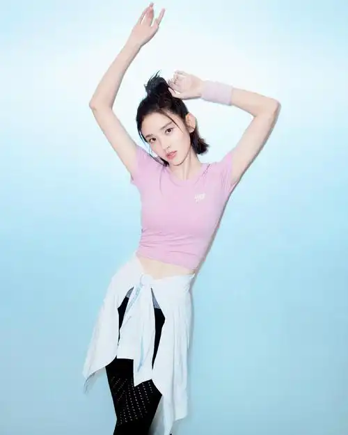 原创唐艺昕张若昀当父母后依然甜蜜,穿情侣装还牵手