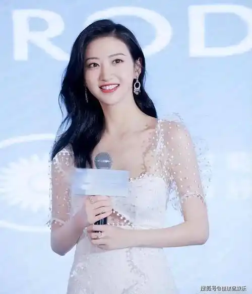 分手后的景甜焕然一新,以整容式变美,穿上无痕衣竟不见一丝赘肉