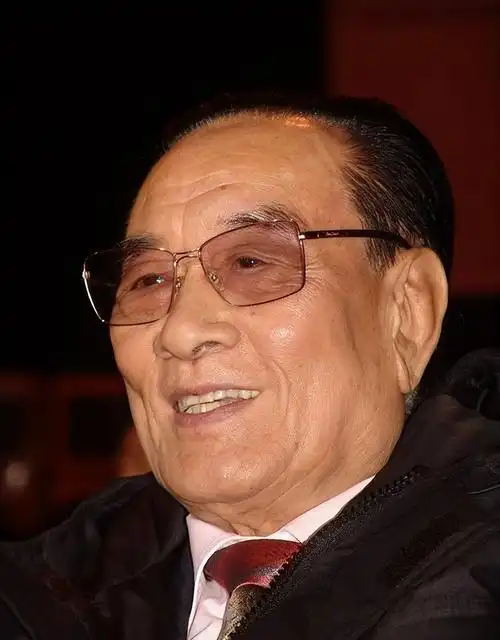 回顾著名演员庞学勤一代人的男神一句承诺照顾患病发妻一生