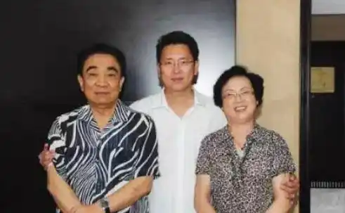 随后就有网友扒出,对方应该是国内著名演员鲍国安的儿子——鲍毅.