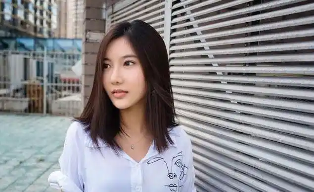 清华大学虽然学霸云集,但也不例外会有同学心目中的校花校草存在,而