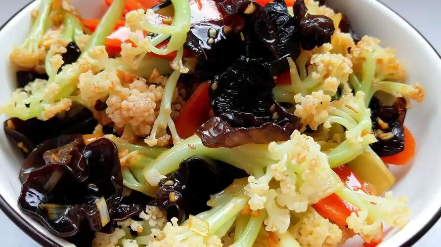 花菜加木耳这种简单的做法,清爽开胃,营养好吃又下饭