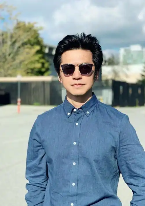 李健晒健身照,戴墨镜穿背心举重健硕有型,难得不油腻的中年男星