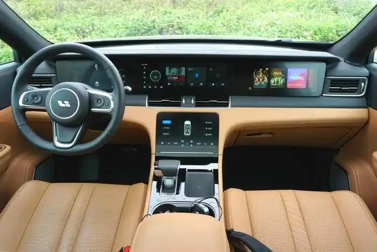 相比外观,理想one内饰无疑更有亮点.