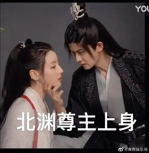 迪丽热巴任嘉伦摸头托脸杀##迪丽热巴任嘉伦拍海报都带着角色性格