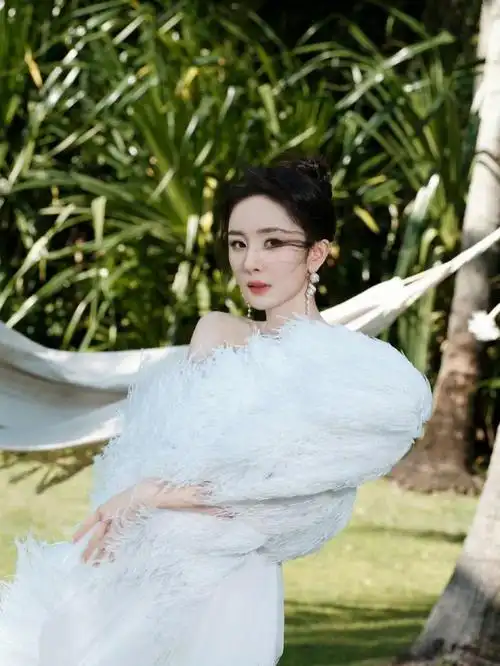 造型, tamara ralph 2023秋冬,高级白色羽毛礼服……|杨幂|tamara