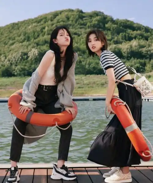 欧阳娜娜张子枫合体登封面,闺蜜互动好养眼,少女感快要溢出屏幕