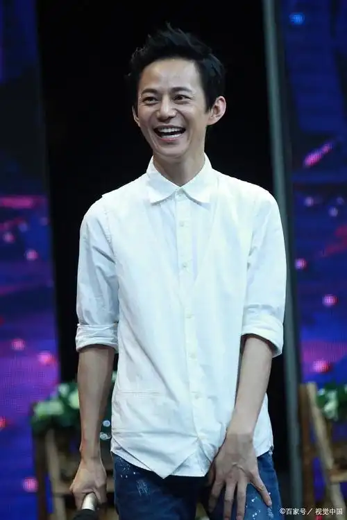 何炅惊艳身材获赞无数,近50岁依旧保持如少年般的好身材!