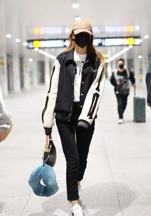 孙怡最新机场路透照曝光身穿棒球外套搭配紧身裤活力十足