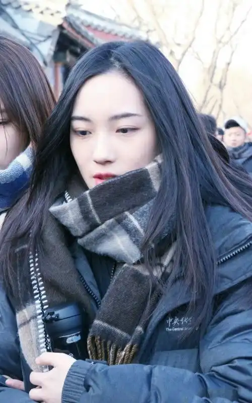 赵嘉敏穿中戏校服裹围巾现身,紧抱双臂美丽动人!